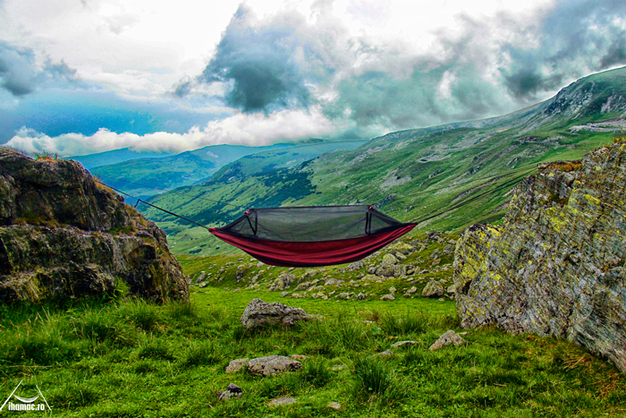 Victor from I Hamac in a DD Frontline Hammock, in Romanian mountains