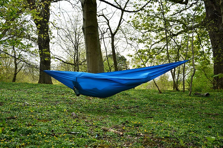 DD Chill Out Hammock - Electric blue set up outdoors